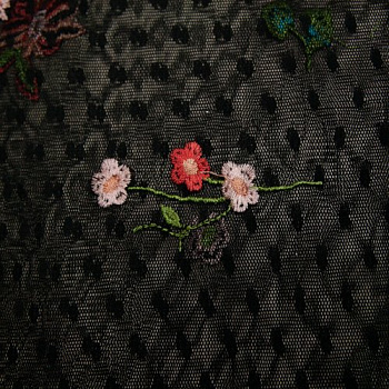 Изображение Вышивка на сетке в двух цветах, цветы