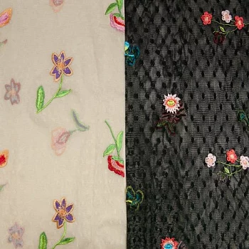 Изображение Вышивка на сетке в двух цветах, цветы