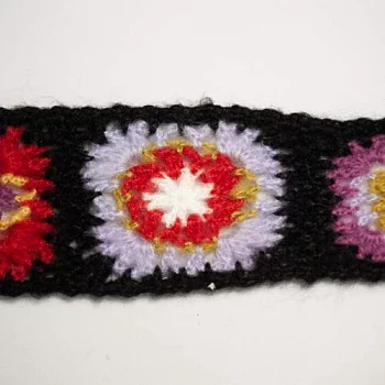 Тесьма вязаная, дизайн Desigual, цветы на черном фоне