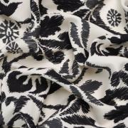 Изображение Плательная ткань, вискоза, белая с черными графическими цветами, дизайн FORTE FORTE