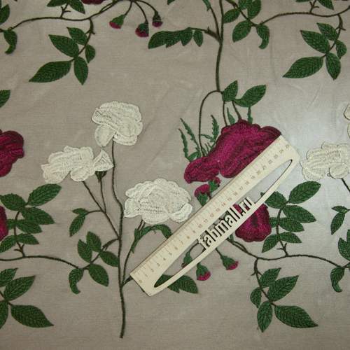 Изображение Вышивка на сетке, алые розы