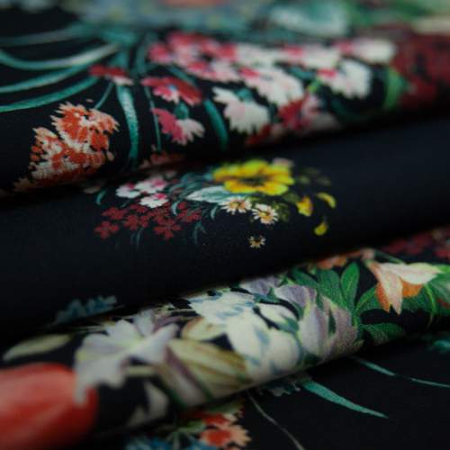 Изображение Плательная ткань стрейч, букет луговых цветов на черном