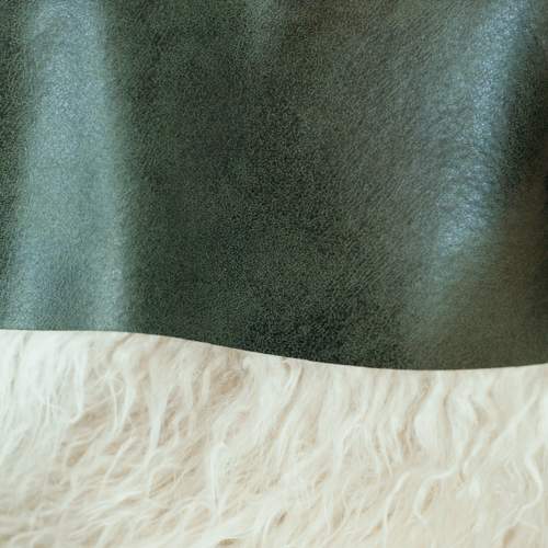 Изображение Дубленка искусственная с белоснежным длинным ворсом на темно-зеленой основе