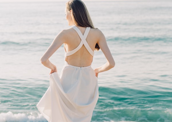 Изображение девушка в белом платье у моря