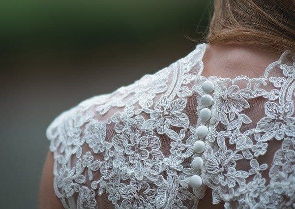 изображение девушка в кружевном свадебном платье гипюр крупный план