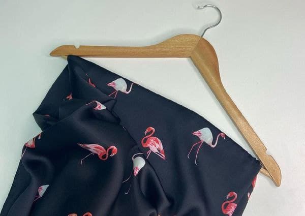 изображение ткань тенсел черная с фламинго
