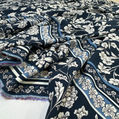 Изображение Плательная ткань кайма, цветы, дизайн BLUMARINE