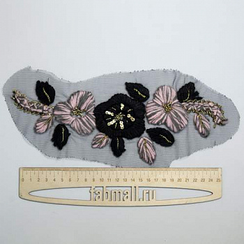 Пришивная аппликация на сетке с вышивкой шерстяной нитью, пайетками и бисером, цветы