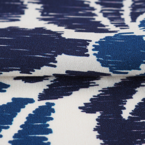 Изображение Плательная ткань, вискоза, белая с синими графическими цветами, дизайн FORTE FORTE