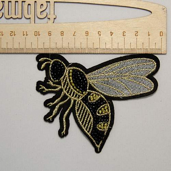 Пришивная аппликация пчела черно-желтая, вышивка с бисером, вид сбоку