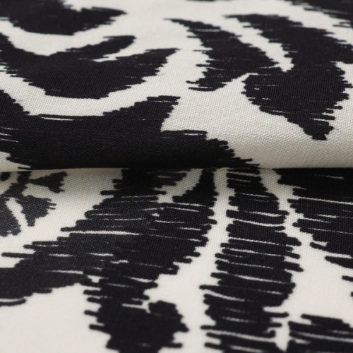 Изображение Плательная ткань, вискоза, белая с черными графическими цветами, дизайн FORTE FORTE