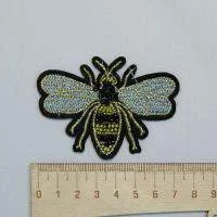 Термоаппликация пчела с голубыми крыльями, вышивка с бисером, вид сверху