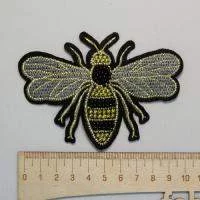 Пришивная аппликация пчела черно-желтая, вышивка с бисером, вид сверху