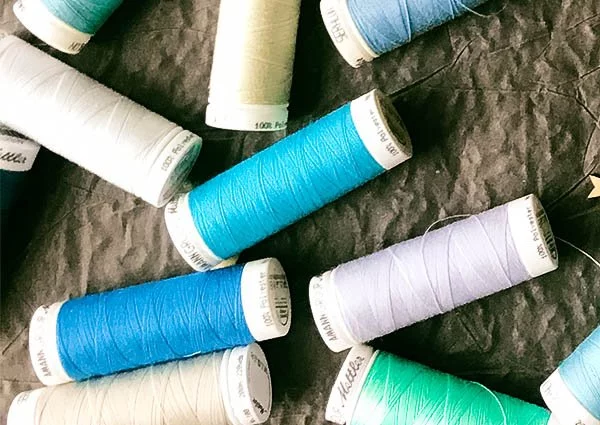 Как выбрать хорошие швейные нитки
